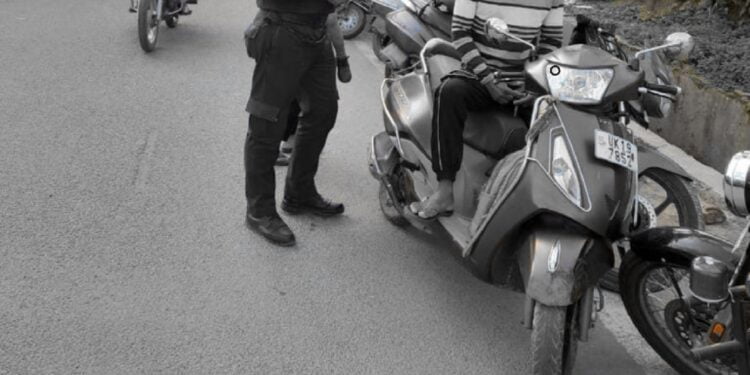 नाबालिग वाहन चलाते पकड़ा जाता है तो पैरेंट्स पर मुकदमा, जानें क्या है कानून