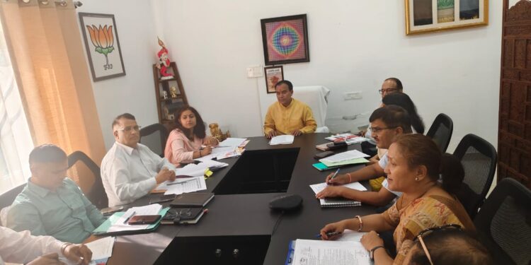 Education: अक्षम शिक्षकों के साथ अधिकारियों की भी होगी छुट्टी, लिस्ट हो रही तैयार