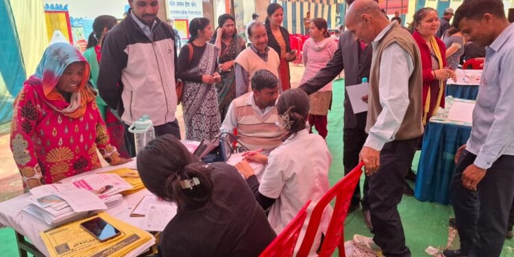 श्री महंत इन्दिरेश अस्पताल के कैंसर जागरूकताशिविर का अजीतपुरवासियों ने उठाया लाभ