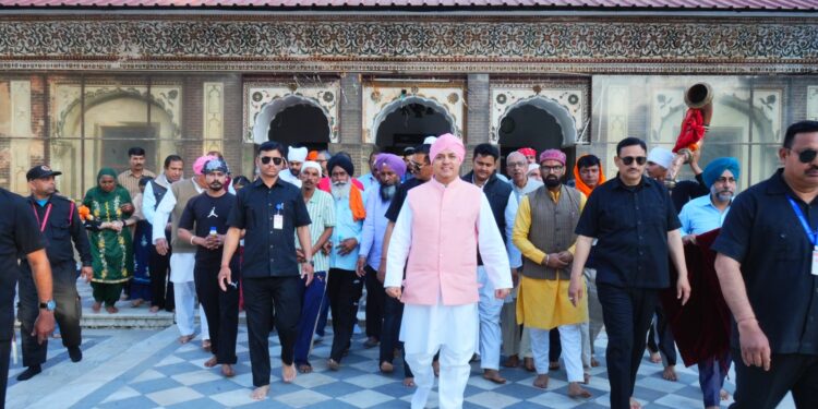 श्री झण्डे जी मेले की भव्यता बढ़ाने पंजाब से पहुंची पैदल संगत पुष्प वर्षा व श्री गुरु राम राय जी महाराज के जयकारों के साथ हुआ भव्य स्वागत