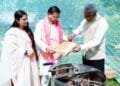 मुख्यमंत्री आवास परिसर में मंगलवार किया गया शहद निष्कासन कार्य