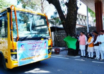 मुख्यमंत्री कैम्प कार्यालय से उत्तरकाशी जनपद के कलस्टर विद्यालयों में परिवहन सुविधा के लिए 15 बसों को किया  फ्लैग ऑफ