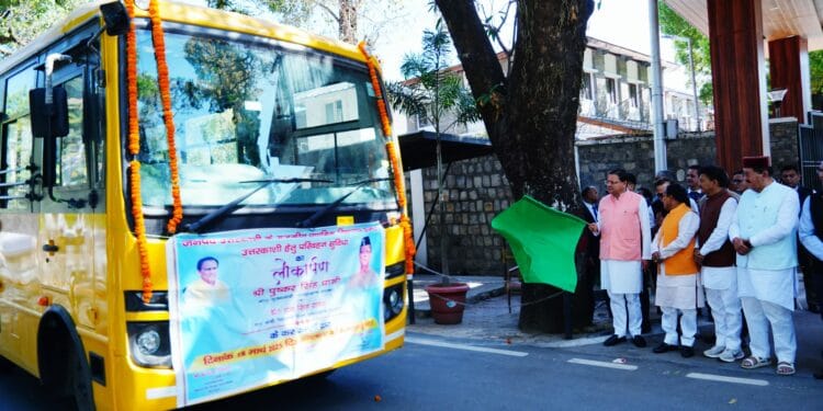 मुख्यमंत्री कैम्प कार्यालय से उत्तरकाशी जनपद के कलस्टर विद्यालयों में परिवहन सुविधा के लिए 15 बसों को किया  फ्लैग ऑफ