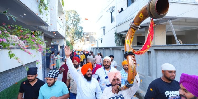 पुष्प वर्षा के साथ नगर परिक्रमा में गूंजेश्री गुरु राम राय जी महाराज के जयकारे