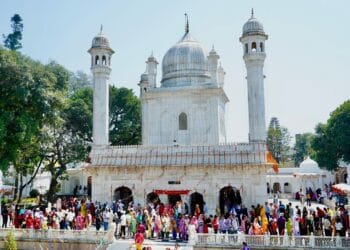 श्री झण्डे जी पर दर्शन मनौतियों के लिएअब लगा दूनवासियों का तांता