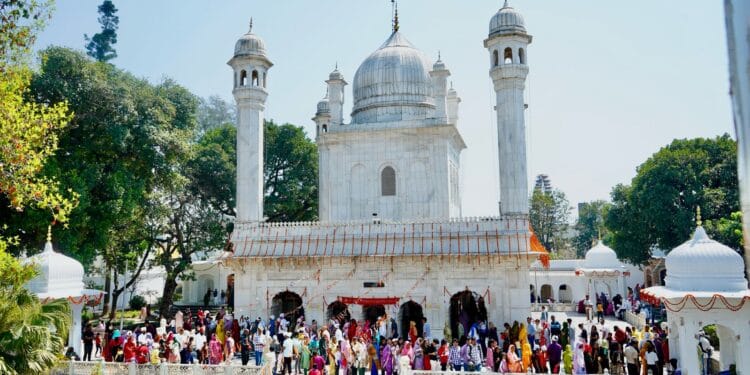 श्री झण्डे जी पर दर्शन मनौतियों के लिएअब लगा दूनवासियों का तांता