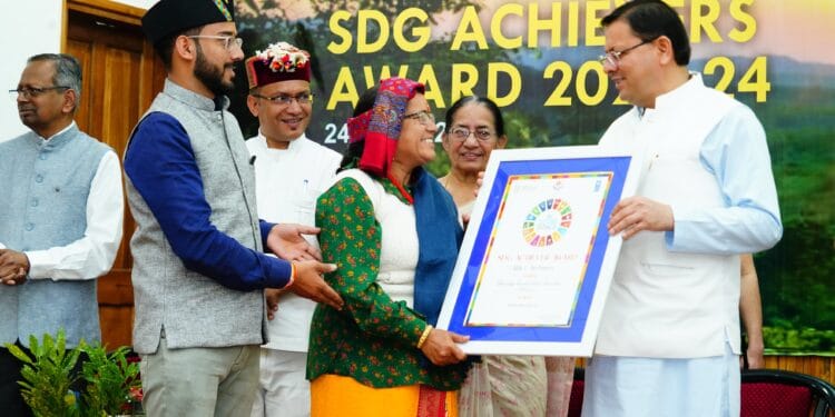 16 एस.डी.जी एचीवर को मुख्यमंत्री ने किया सम्मानित।