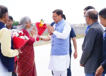 एसजीआरआर हैलीपैड, पथरी बाग पहुंचते ही कुलपति सहित, वरिष्ठ अधिकारियों एवम् फैकल्टी सदस्यों ने मुख्यमंत्री का किया स्वागत