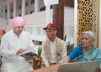 श्रीमहंत देवेन्द्र दास जी महाराज ने आखर शब्दकोश एप का किया उद्घाटन
