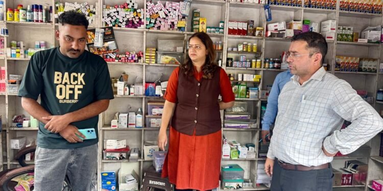 कहीं एक्सपायरी दवाइयां तो कही मिली गंदगी और लापरवाही, पांच करवाए गए बंद।