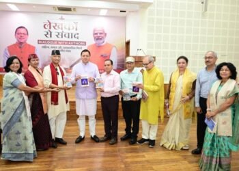 मुख्यमंत्री ने मुख्य सेवक सदन में लेखकों एवं साहित्यकारों से किया संवाद