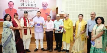 मुख्यमंत्री ने मुख्य सेवक सदन में लेखकों एवं साहित्यकारों से किया संवाद