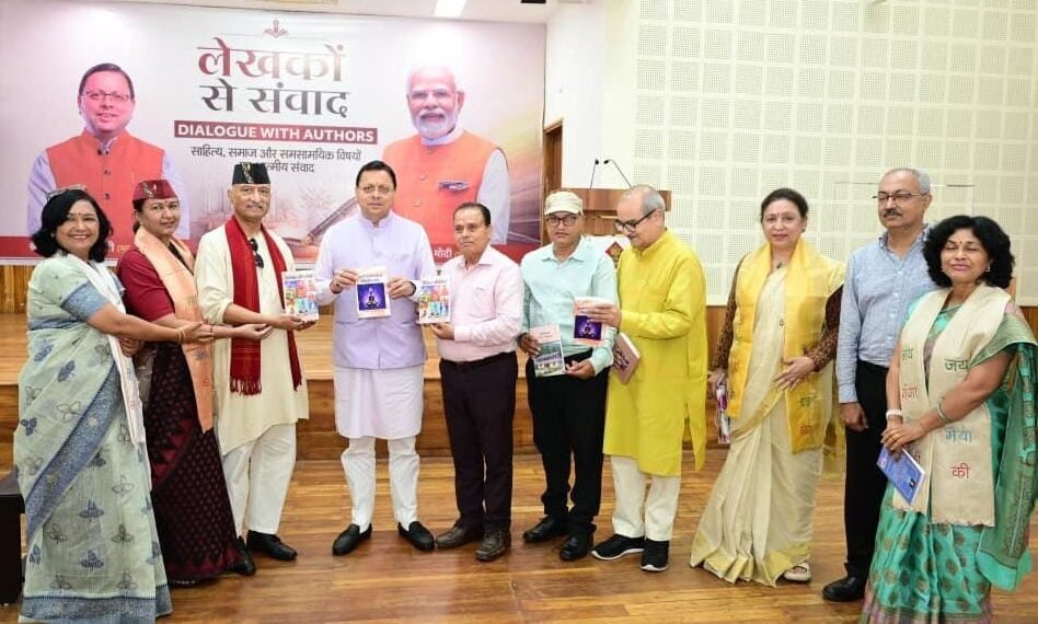 मुख्यमंत्री ने मुख्य सेवक सदन में लेखकों एवं साहित्यकारों से किया संवाद