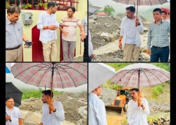 भारी बारिश के बीच ग्राउंड जीरो पर उतरे डीएम
