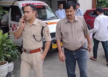 दिनदहाड़े छात्र गुटों में ताबड़तोड़ फायरिंग, गोली लगने से एक घायल