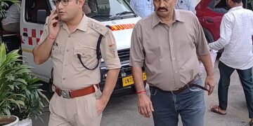 दिनदहाड़े छात्र गुटों में ताबड़तोड़ फायरिंग, गोली लगने से एक घायल