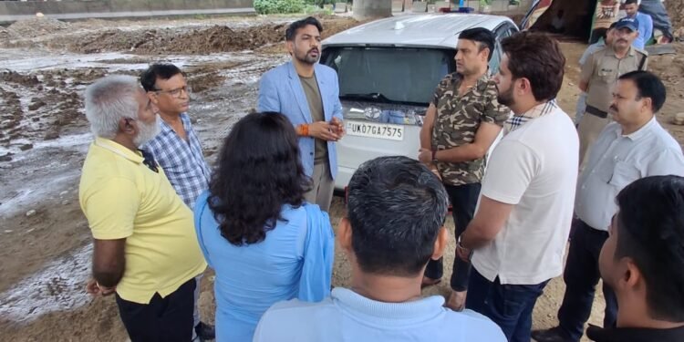 दिल्ली-देहरादून आर्थिक कॉरिडोर से जुड़ी 12 किमी ग्रीनफील्ड बाईपास परियोजना का डीएम ने किया निरीक्षण