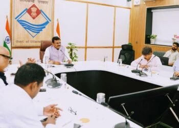 मासिक एवं त्रैमासिक लक्ष्य निर्धारित करते हुए सभी कार्यों की नियमित निगरानी किए जाने पर जोर दिया।