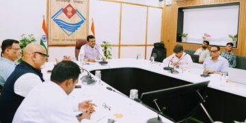 मासिक एवं त्रैमासिक लक्ष्य निर्धारित करते हुए सभी कार्यों की नियमित निगरानी किए जाने पर जोर दिया।