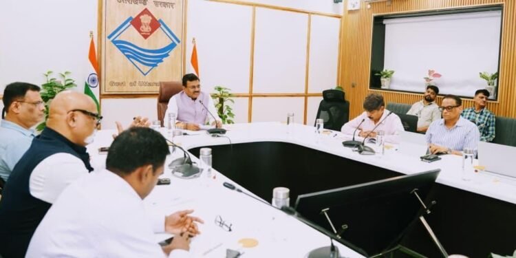 मासिक एवं त्रैमासिक लक्ष्य निर्धारित करते हुए सभी कार्यों की नियमित निगरानी किए जाने पर जोर दिया।