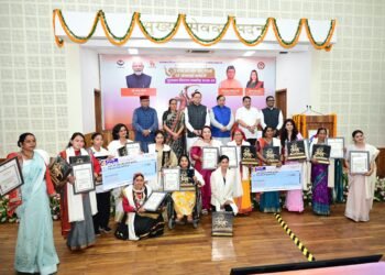 मुख्यमंत्री ने तीलू रौतेली एवं आंगनबाड़ी कार्यकत्री पुरस्कार से मातृशक्ति को किया सम्मानित