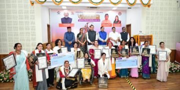 मुख्यमंत्री ने तीलू रौतेली एवं आंगनबाड़ी कार्यकत्री पुरस्कार से मातृशक्ति को किया सम्मानित
