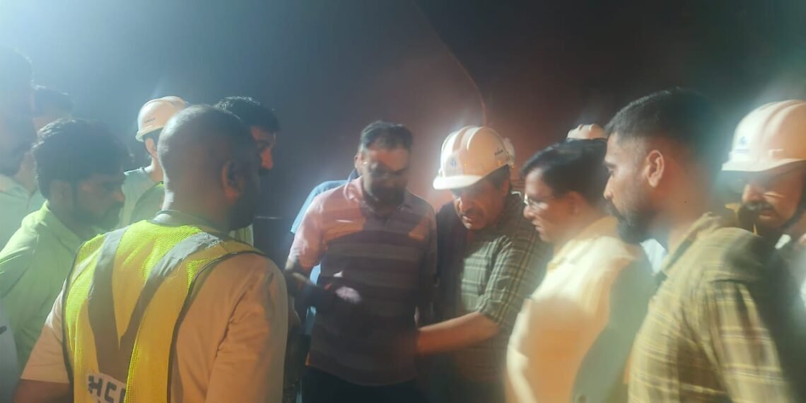 टीएचडीसी टनल में 13 लोगों का सुरक्षित रेस्क्यू, जिलाधिकारी गौरव कुमार मौके पर—प्रशासन की टीमें रेस्क्यू अभियान में जुटीं