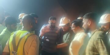 टीएचडीसी टनल में 13 लोगों का सुरक्षित रेस्क्यू, जिलाधिकारी गौरव कुमार मौके पर—प्रशासन की टीमें रेस्क्यू अभियान में जुटीं