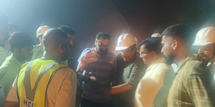 टीएचडीसी टनल में 13 लोगों का सुरक्षित रेस्क्यू, जिलाधिकारी गौरव कुमार मौके पर—प्रशासन की टीमें रेस्क्यू अभियान में जुटीं