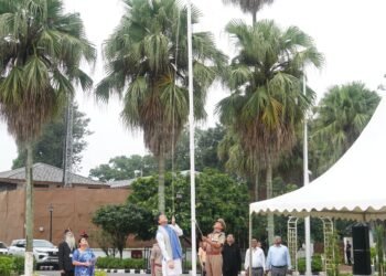 मुख्यमंत्री पुष्कर सिंह धामी ने 80वें स्वतंत्रता दिवस के अवसर पर मुख्यमंत्री आवास में ध्वजारोहण किया।