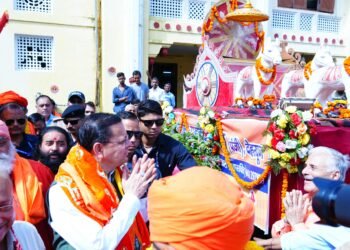 मुख्यमंत्री ने भगवान टपकेश्वर महादेव से प्रदेशवासियों की सुख-समृद्धि, शांति एवं खुशहाली की कामना की।