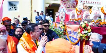 मुख्यमंत्री ने भगवान टपकेश्वर महादेव से प्रदेशवासियों की सुख-समृद्धि, शांति एवं खुशहाली की कामना की।