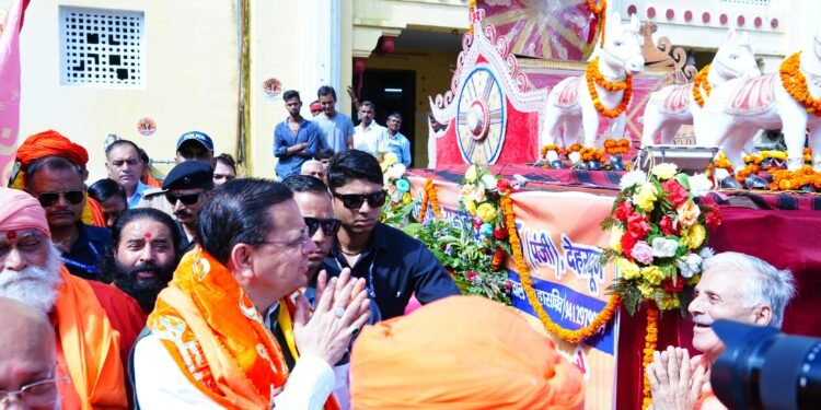 मुख्यमंत्री ने भगवान टपकेश्वर महादेव से प्रदेशवासियों की सुख-समृद्धि, शांति एवं खुशहाली की कामना की।