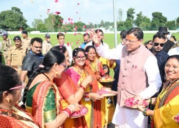 मुख्यमंत्री धामी की बड़ी घोषणा: अब 60 वर्ष की आयु से महिलाओं को रोडवेज बसों में मिलेगा मुफ्त सफर
