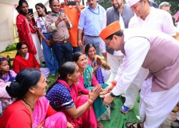 देवीधुरा में फलों-फूलों से बरसी बग्वाल, ऐतिहासिक पाषाण युद्ध के साक्षी बने लाखों श्रद्धालु