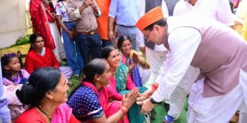 देवीधुरा में फलों-फूलों से बरसी बग्वाल, ऐतिहासिक पाषाण युद्ध के साक्षी बने लाखों श्रद्धालु