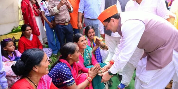 देवीधुरा में फलों-फूलों से बरसी बग्वाल, ऐतिहासिक पाषाण युद्ध के साक्षी बने लाखों श्रद्धालु