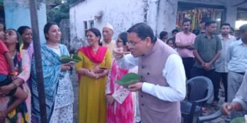 मुख्यमंत्री धामी ने ‘लोकल फॉर वोकल’ को दिया प्रोत्साहन, लोहियाहेड में पैदल पहुंचकर स्थानीय स्टॉल पर लिया टिकी का स्वाद