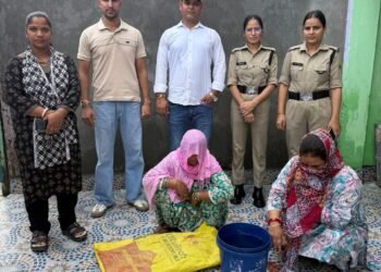 आबकारी विभाग की छापेमारी, तीन महिलाओं के घरों से कच्ची शराब बरामद