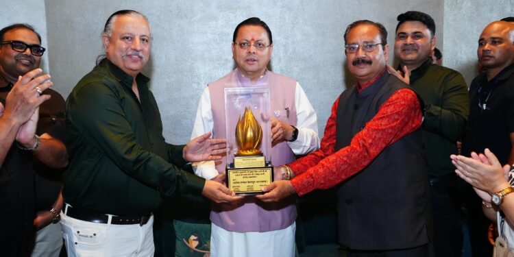 मुख्यमंत्री धामी ने सर्राफ मंडल की एग्जीबिशन का किया अवलोकन