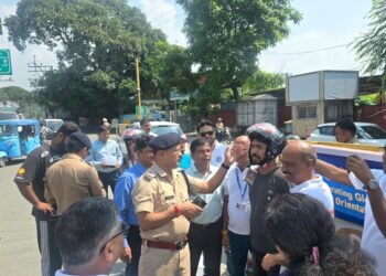 100 हेलमेट वितरित कर दुपहिया वाहन चालकों को किया जागरूक