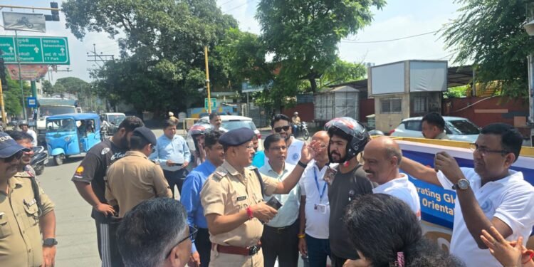 100 हेलमेट वितरित कर दुपहिया वाहन चालकों को किया जागरूक