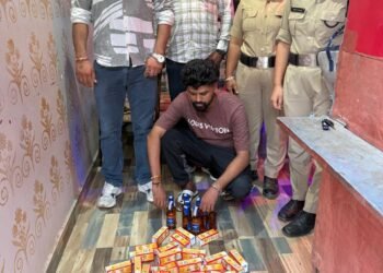 अवैध शराब के खिलाफ आबकारी टीम का एक्शन, अरेस्टिंग