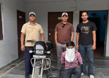 अवैध शराब के खिलाफ आबकारी टीम का एक्शन, अरेस्टिंग