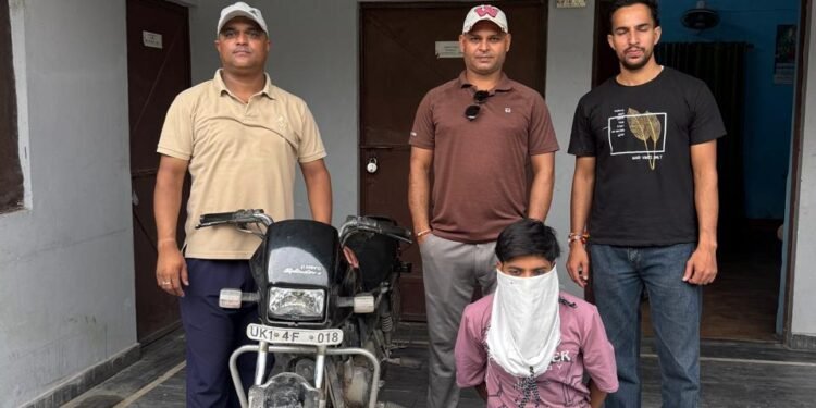 अवैध शराब के खिलाफ आबकारी टीम का एक्शन, अरेस्टिंग