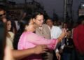 जल सृष्टि पार्क के लोकार्पण से लौटते समय सीएम धामी ने अचानक रुकवाया काफिला, बच्चों और आमजन के साथ खिंचवाईं सेल्फी