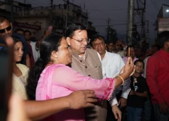 जल सृष्टि पार्क के लोकार्पण से लौटते समय सीएम धामी ने अचानक रुकवाया काफिला, बच्चों और आमजन के साथ खिंचवाईं सेल्फी