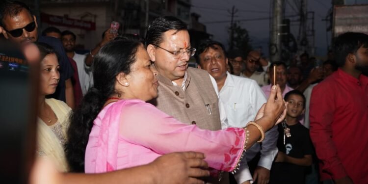 जल सृष्टि पार्क के लोकार्पण से लौटते समय सीएम धामी ने अचानक रुकवाया काफिला, बच्चों और आमजन के साथ खिंचवाईं सेल्फी