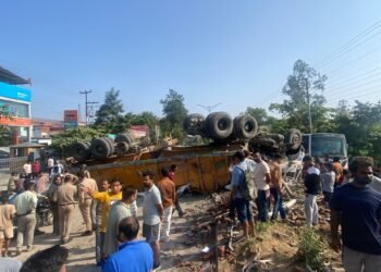 सीमेंट के कट्टों से लदा ट्रक अनियंत्रित होकर पलटा, एक की मौत, दो धायल