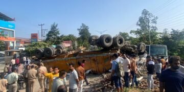 सीमेंट के कट्टों से लदा ट्रक अनियंत्रित होकर पलटा, एक की मौत, दो धायल